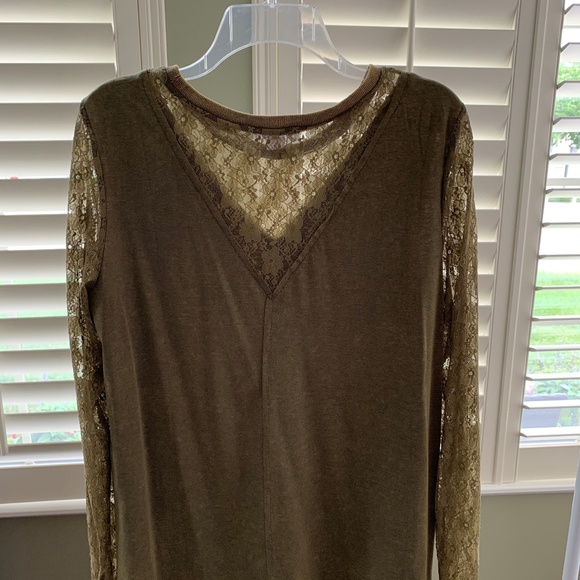 Olive Green Top. GUC - Picture 3 of 5